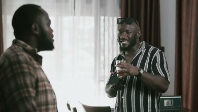 Couple discutant de confiance, de caractère et d’engagement
