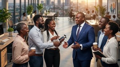 Une responsable échange avec ses employés dans un environnement de travail respectueux