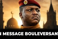 Ibrahim Traoré s'adressant à des élèves lors d'une cérémonie scolaire au Burkina Faso