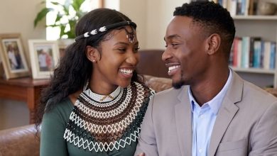 Couple échangeant calmement sur le respect, la confiance et les limites