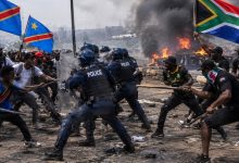 Tentes de réfugiés congolais près d'un poste de police en Afrique du Sud