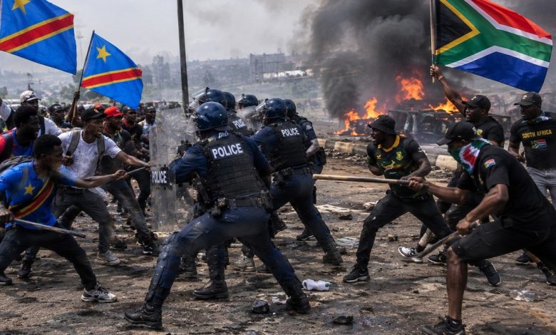 Tentes de réfugiés congolais près d'un poste de police en Afrique du Sud