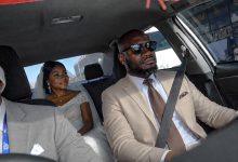 Couple discutant de mariage simple et de priorités financières