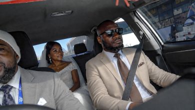 Couple discutant de mariage simple et de priorités financières