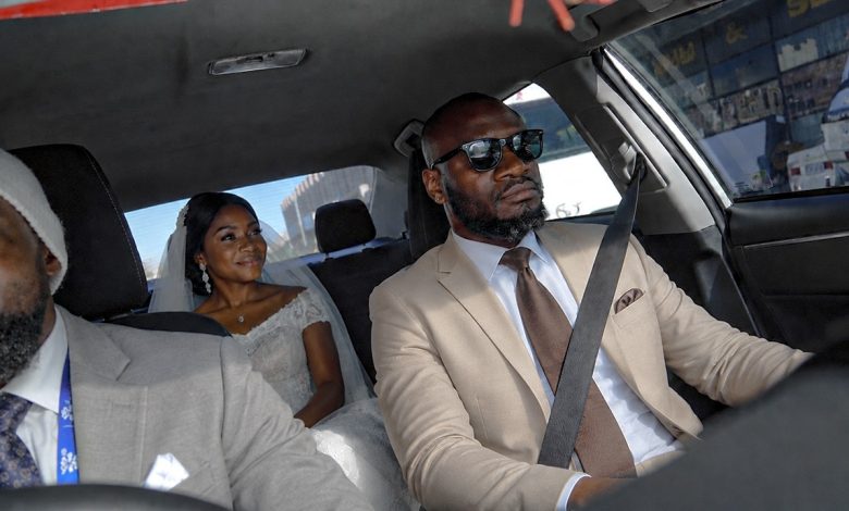 Couple discutant de mariage simple et de priorités financières