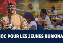 Étudiant préparant un dossier pour des études à l’étranger au Burkina Faso
