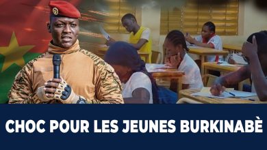 Étudiant préparant un dossier pour des études à l’étranger au Burkina Faso