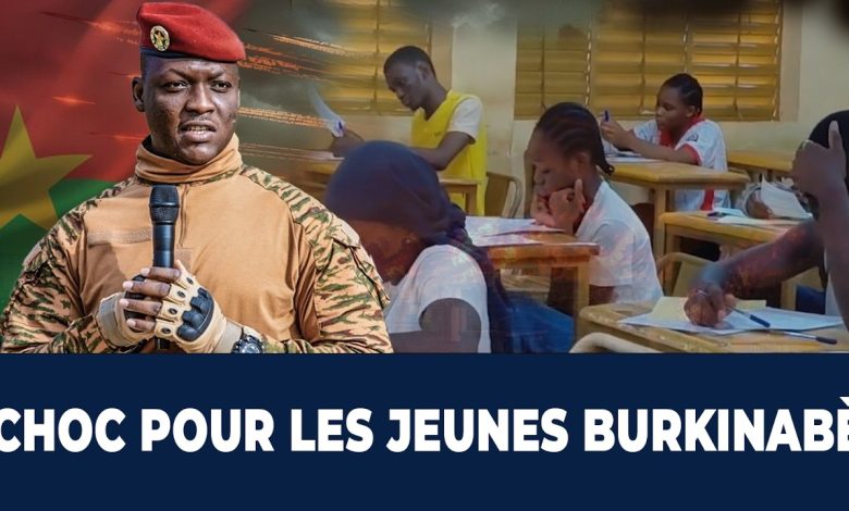 Étudiant préparant un dossier pour des études à l’étranger au Burkina Faso